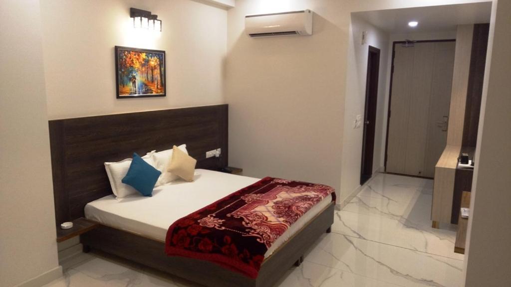 Alankrita Suites & Party Halls Meerut Esterno foto