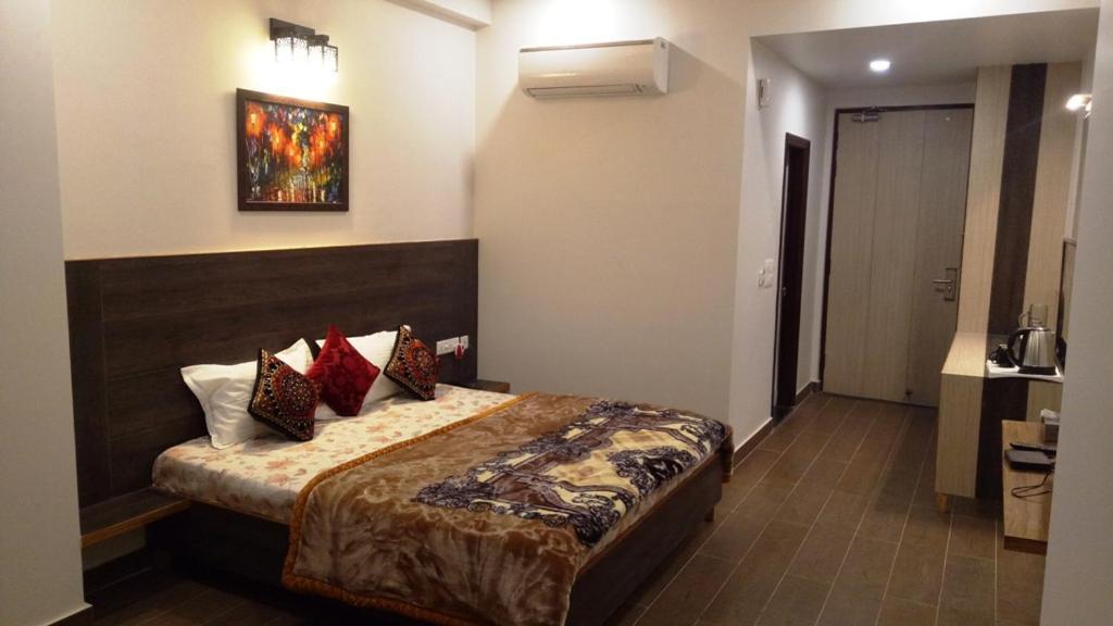 Alankrita Suites & Party Halls Meerut Esterno foto
